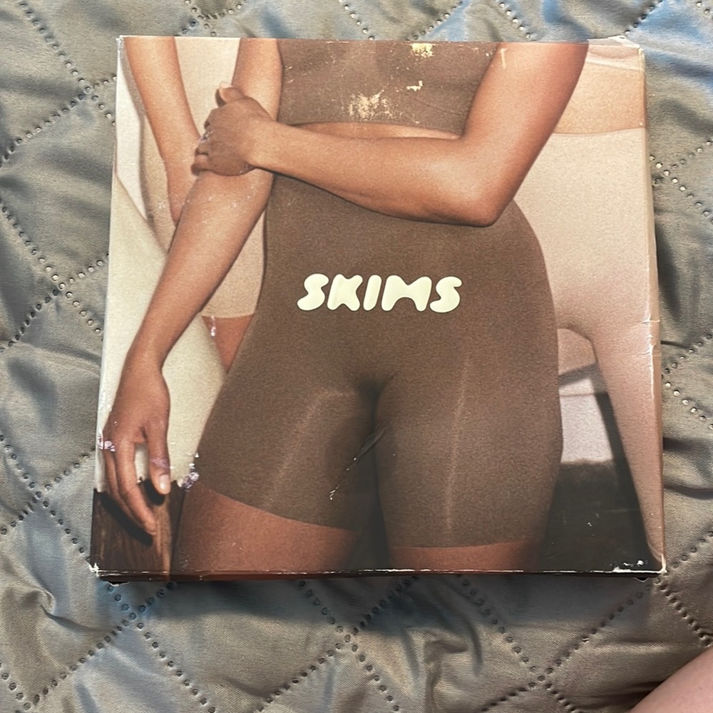 Skims- Sculpt short MD thigh w/ open gusset